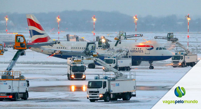 Emprego no Aeroporto de Heathrow paga até £ 435 por dia para limpar a neve emprego no Aeroporto de Heathrow
